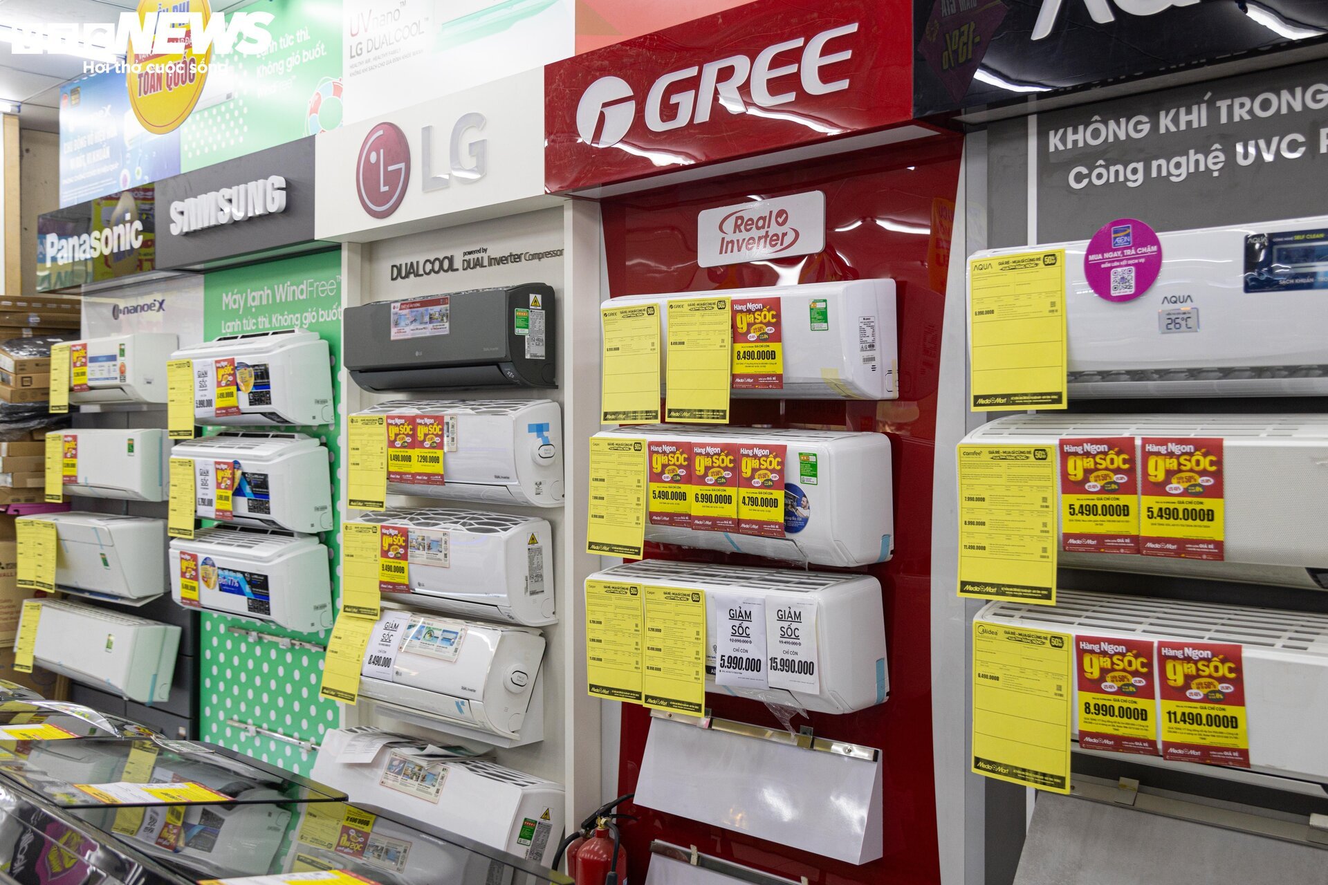 Siêu thị điện máy Hà Nội dồn dập giảm giá sản phẩm, hút khách đầu hè - Ảnh 2