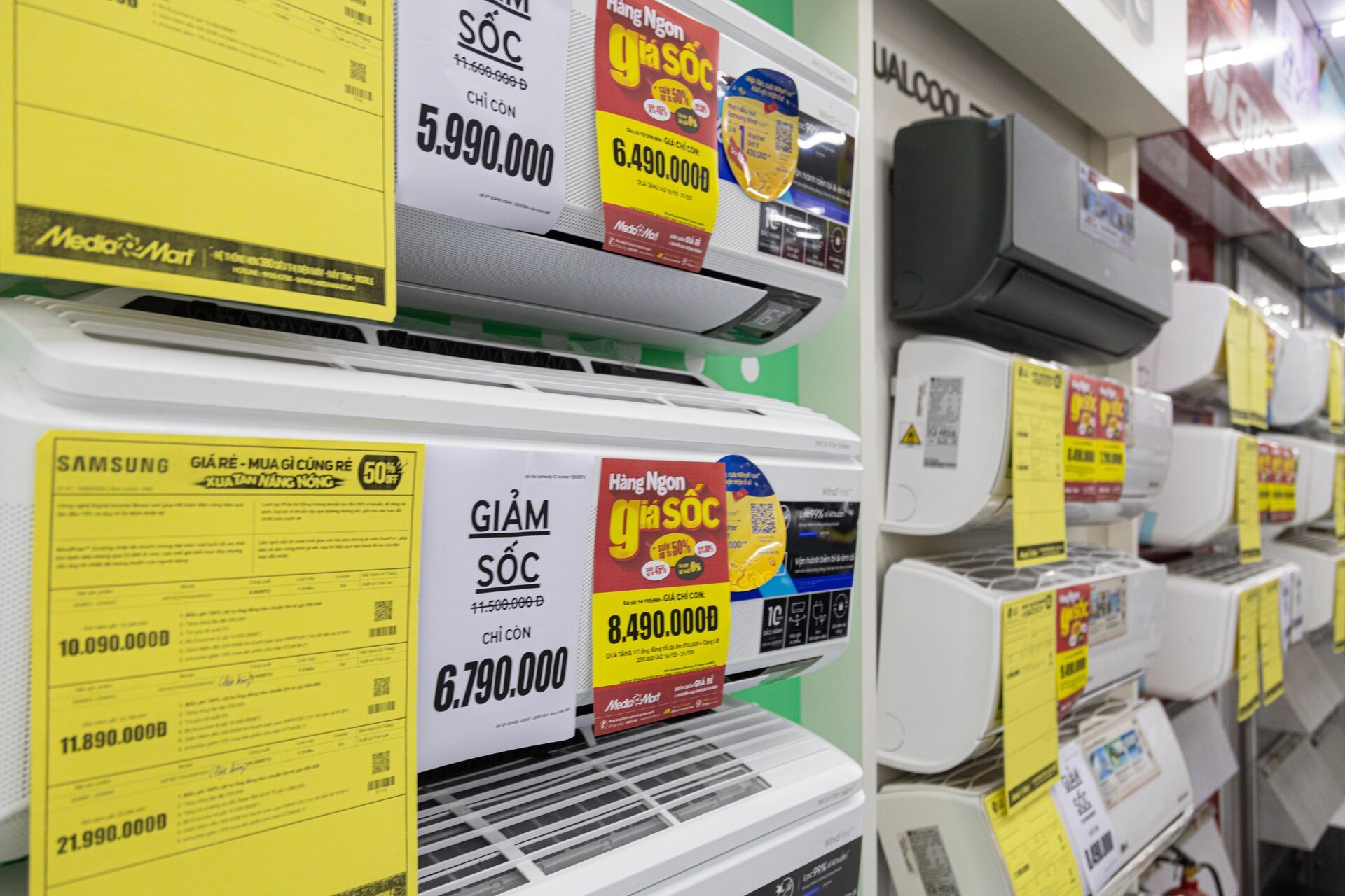 Siêu thị điện máy Hà Nội dồn dập giảm giá sản phẩm, hút khách đầu hè - Ảnh 3