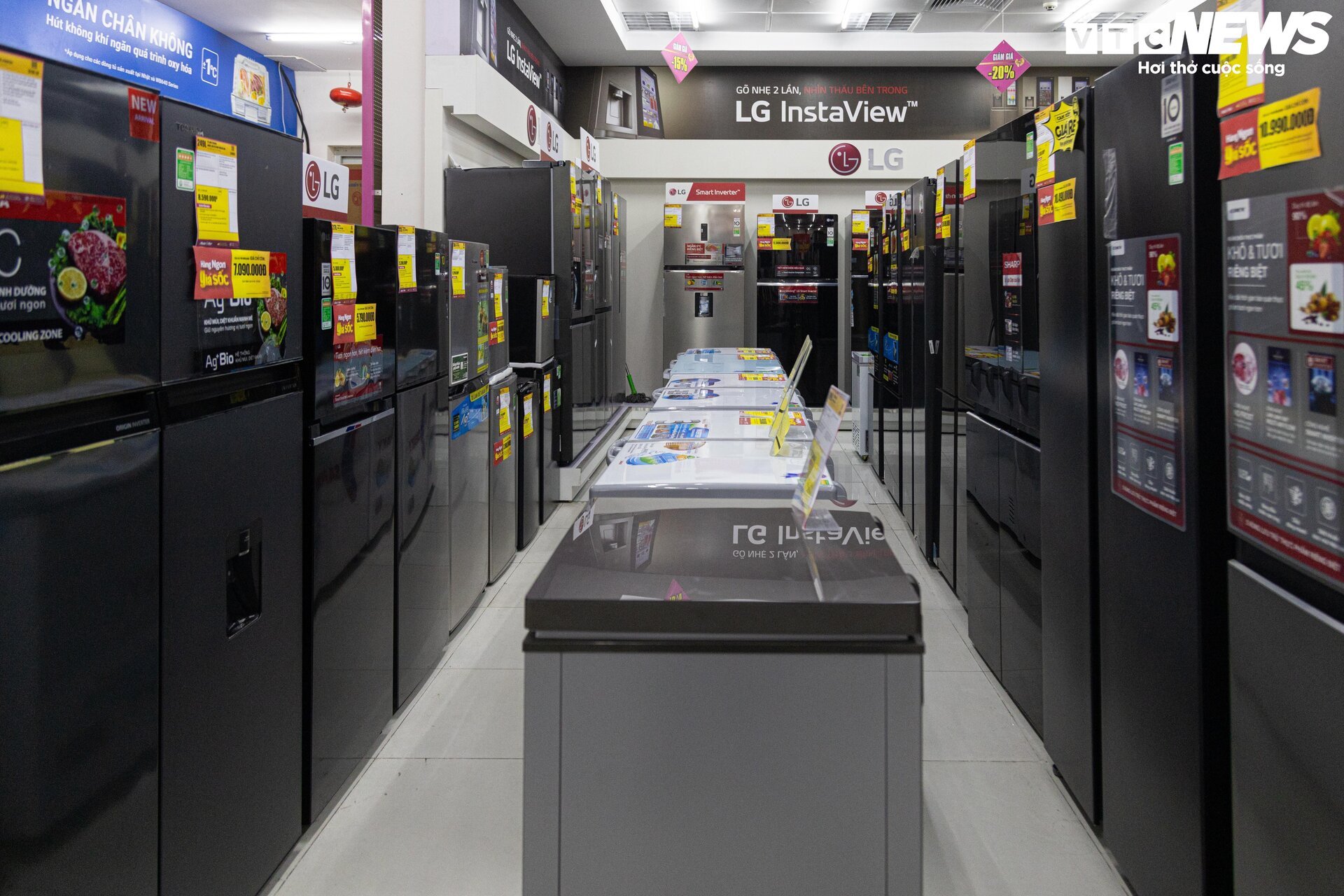 Siêu thị điện máy Hà Nội dồn dập giảm giá sản phẩm, hút khách đầu hè - Ảnh 10