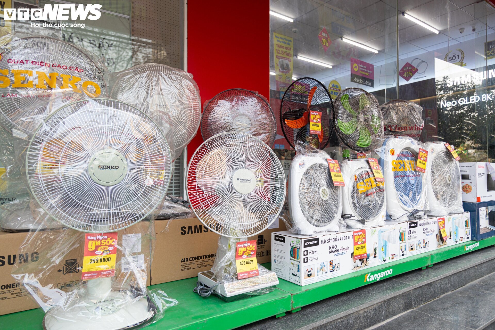 Siêu thị điện máy Hà Nội dồn dập giảm giá sản phẩm, hút khách đầu hè - Ảnh 13