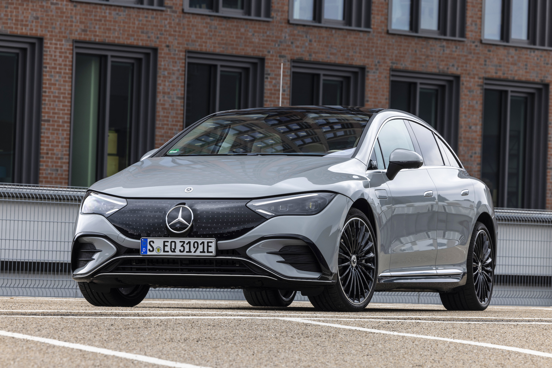 Xe điện Mercedes bất ngờ bốc cháy: Khách hàng bị hãng đổ lỗi với lý do đầy bất ngờ - Ảnh 1