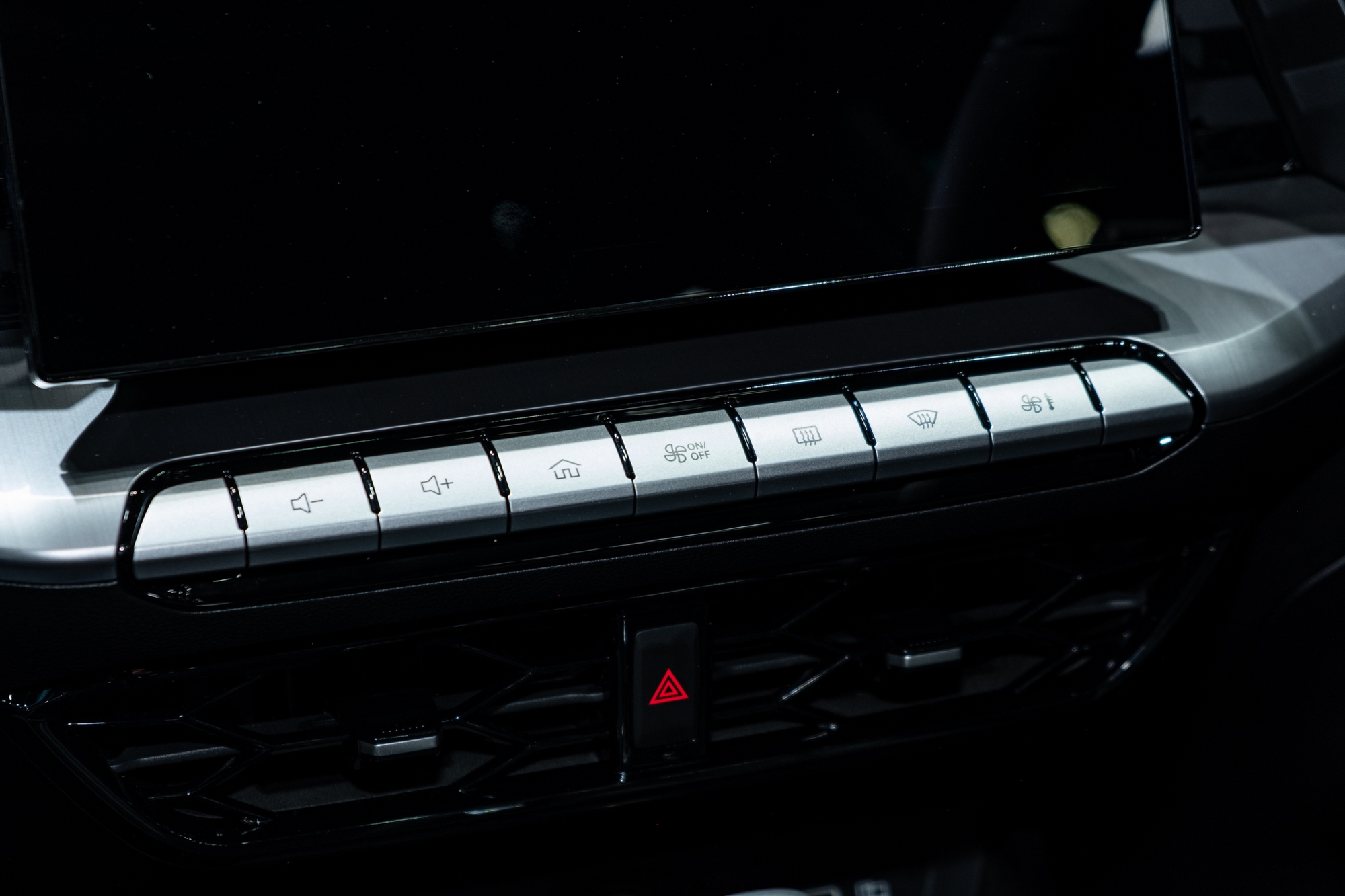 Khách Việt sẽ dễ thích bản MG5 này: Giá quy đổi từ hơn 380 triệu, hầm hố như xe thể thao, thêm công nghệ an toàn - Ảnh 17