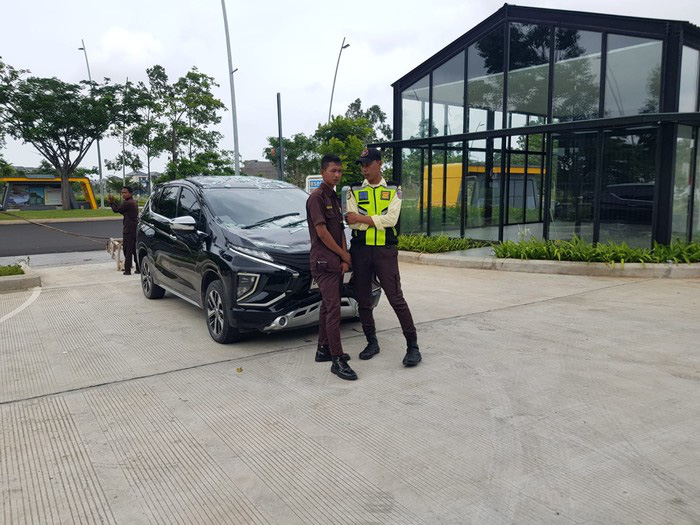 Thiệt hại vụ chủ xe Mitsubishi Xpander đâm Porsche trong showroom: Quy đổi 9 tỷ đồng, gấp 18 lần chiếc xe gây tai nạn - Ảnh 1