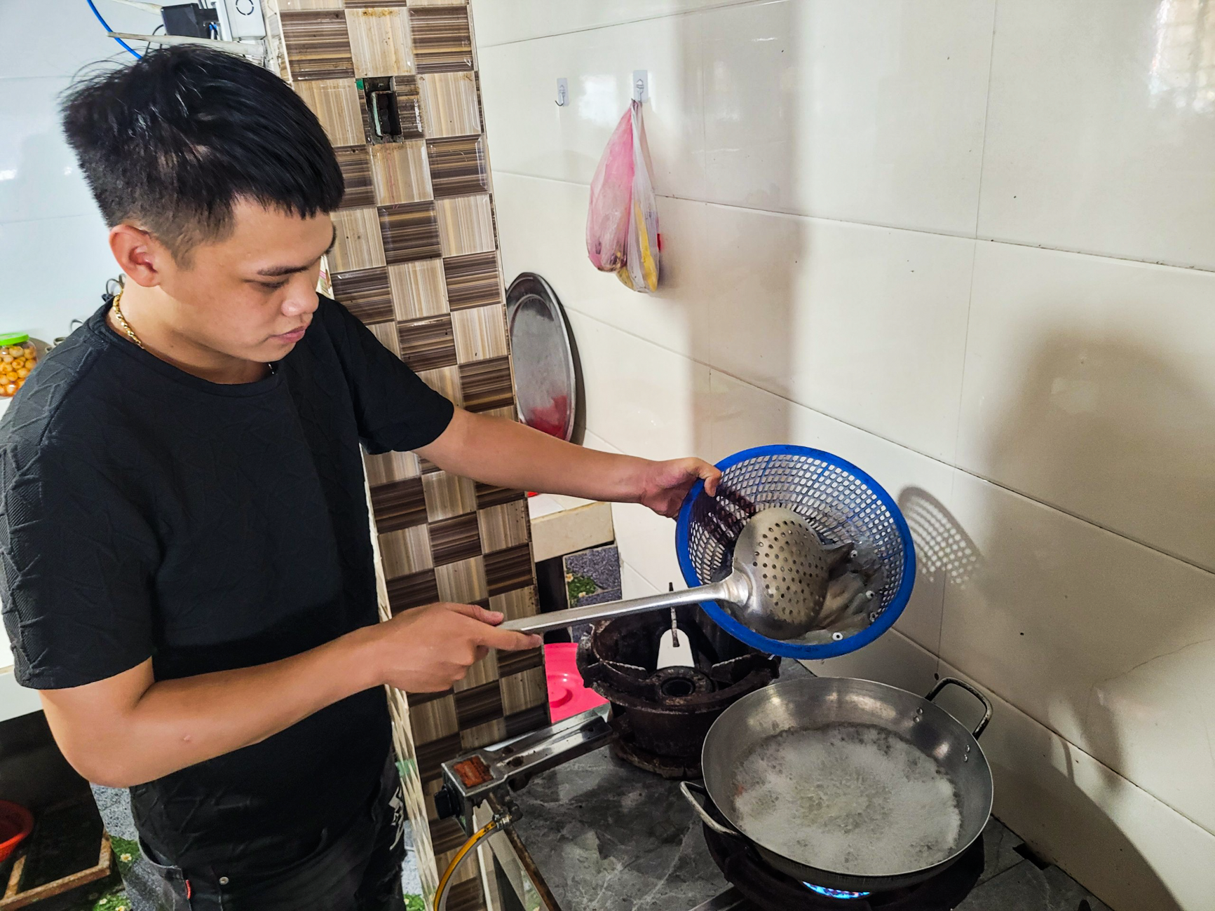 Mực nhảy Vũng Áng vào mùa, giá đắt đỏ vẫn 'cháy hàng' - Ảnh 7