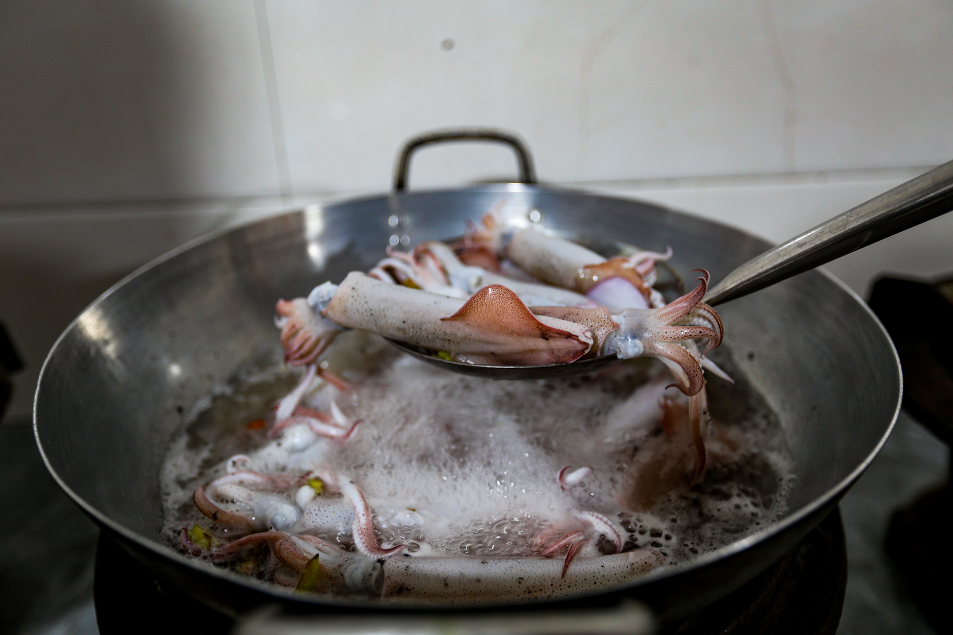 Mực nhảy Vũng Áng vào mùa, giá đắt đỏ vẫn 'cháy hàng' - Ảnh 6