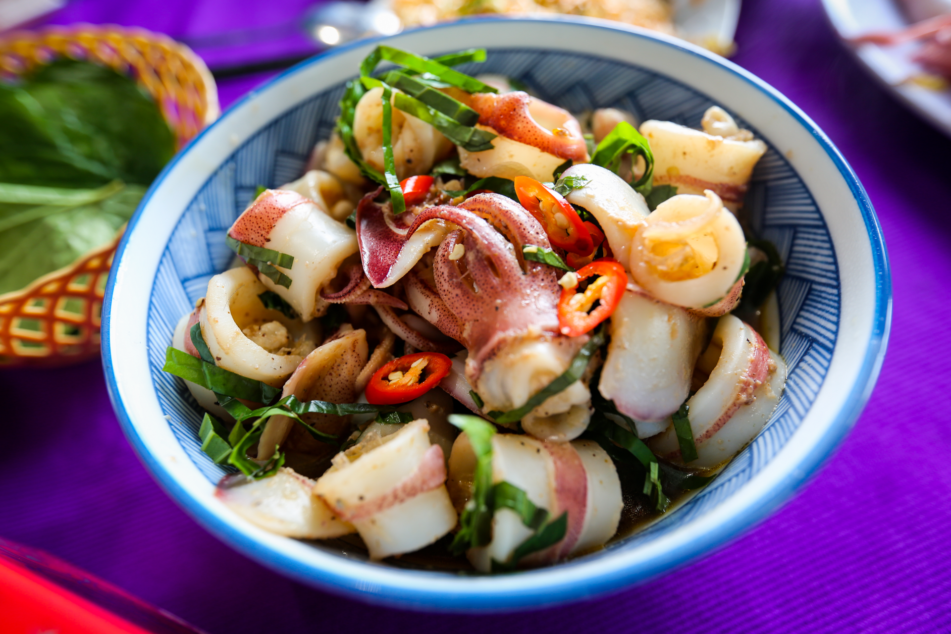 Mực nhảy Vũng Áng vào mùa, giá đắt đỏ vẫn 'cháy hàng' - Ảnh 13