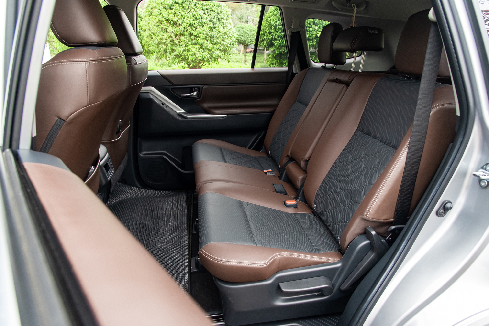 Lần đầu mua xe chọn Innova Cross, chủ xe chia sẻ: ‘Hợp đi đông, chở 8 người vượt đèo vẫn ổn’ - Ảnh 6