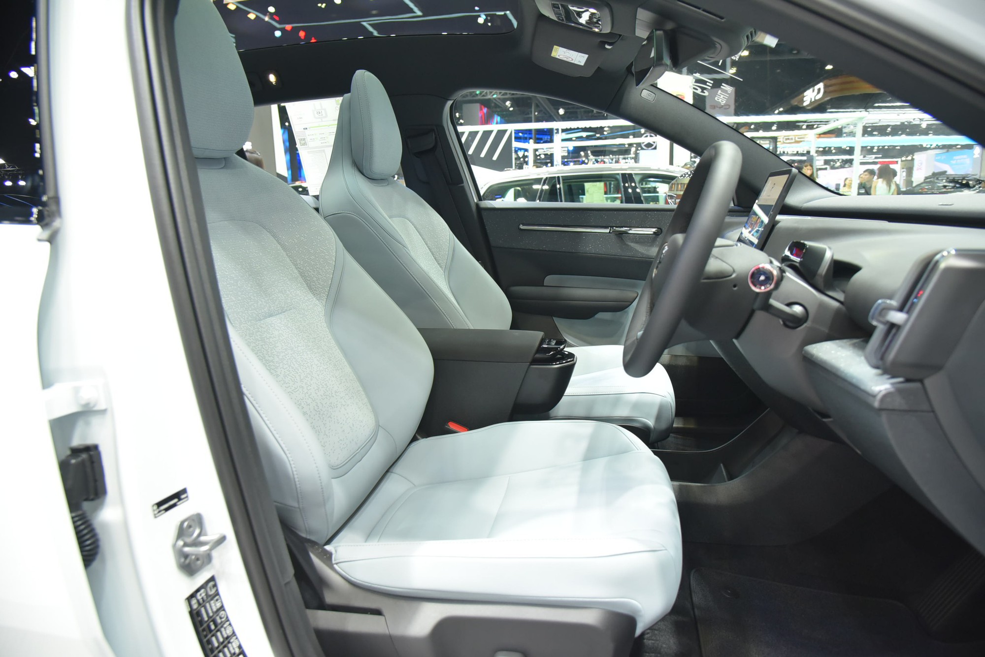 Xem trước Volvo EX30 tại BIMS trước khi về Việt Nam: Giá quy đổi hơn 1 tỷ, nhỏ, chật, mạnh, nhiều công nghệ - Ảnh 18