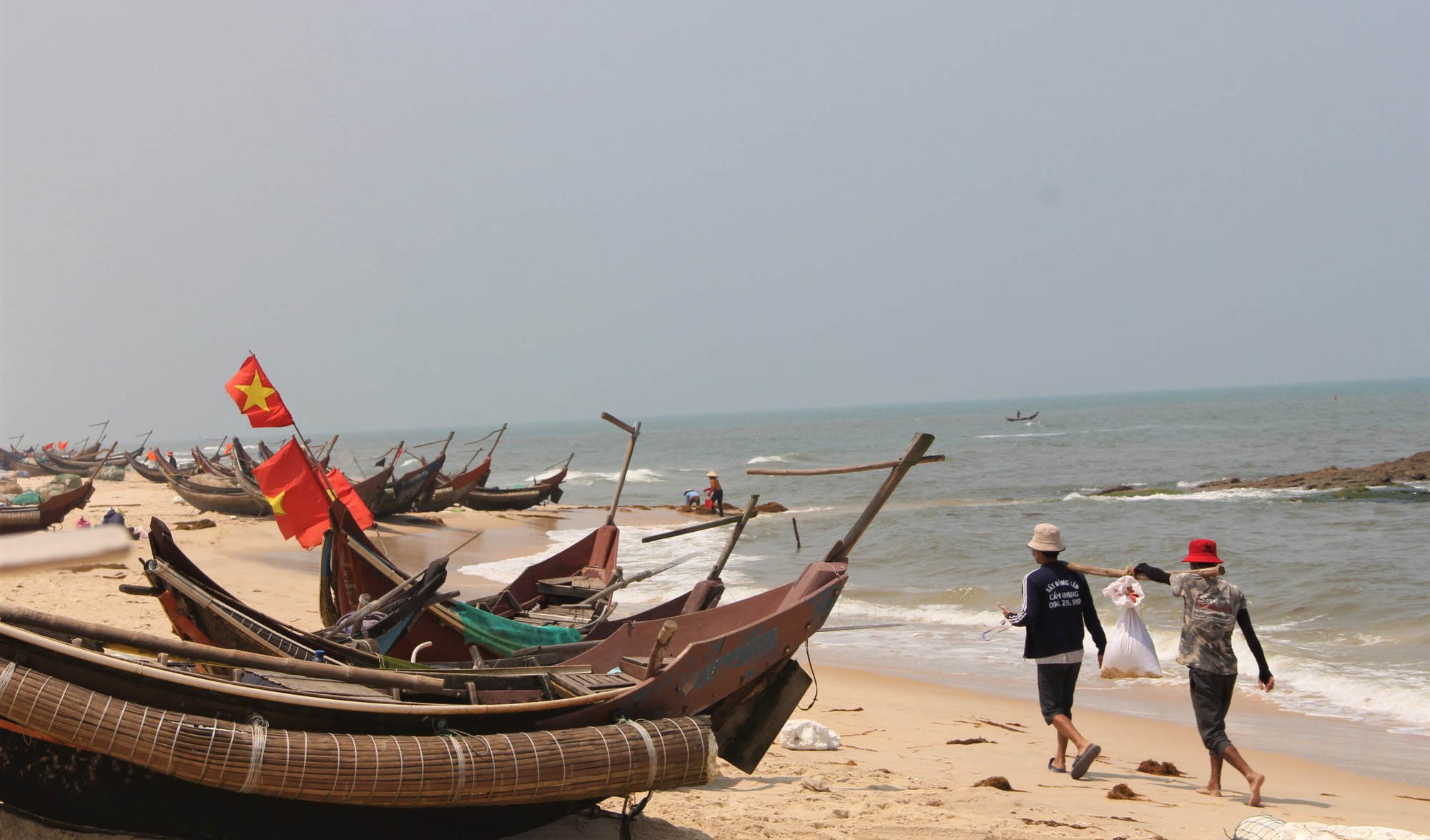 Cào ốc chép kiếm tiền triệu mỗi ngày ở Mỹ Thủy - Ảnh 8