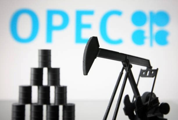 Nghịch lý OPEC: Cắt giảm sản lượng liên tục vẫn không điều tiết được giá dầu, nội bộ ngày càng lục đục - Ảnh 1