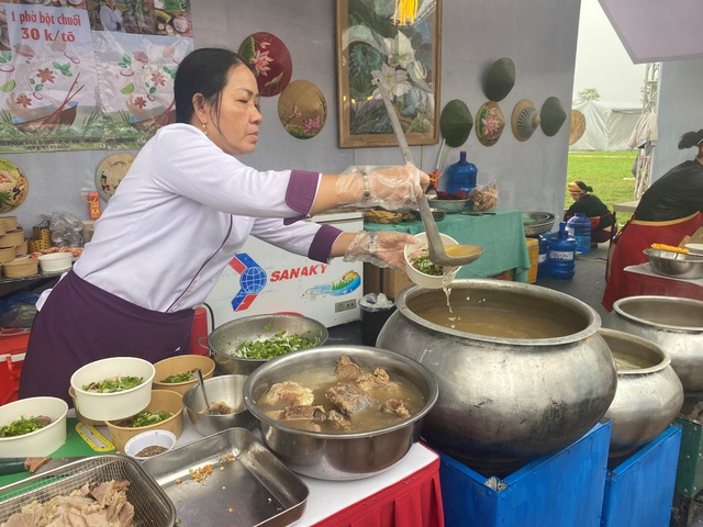 Hàng nghìn du khách đến trải nghiệm tại Festival Phở 2024 - Ảnh 10