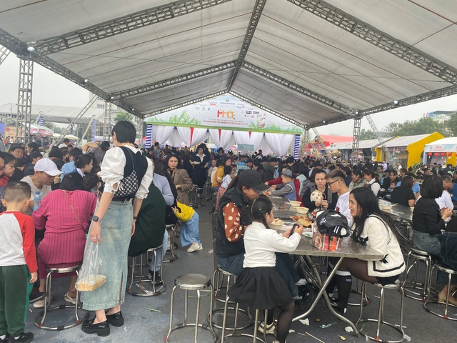 Hàng nghìn du khách đến trải nghiệm tại Festival Phở 2024 - Ảnh 13