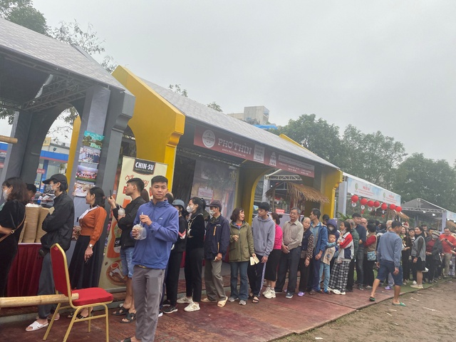 Hàng nghìn du khách đến trải nghiệm tại Festival Phở 2024 - Ảnh 2