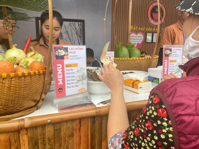 Hàng nghìn du khách đến trải nghiệm tại Festival Phở 2024 - Ảnh 3