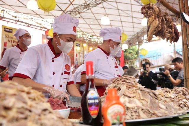 Hàng nghìn du khách đến trải nghiệm tại Festival Phở 2024 - Ảnh 5