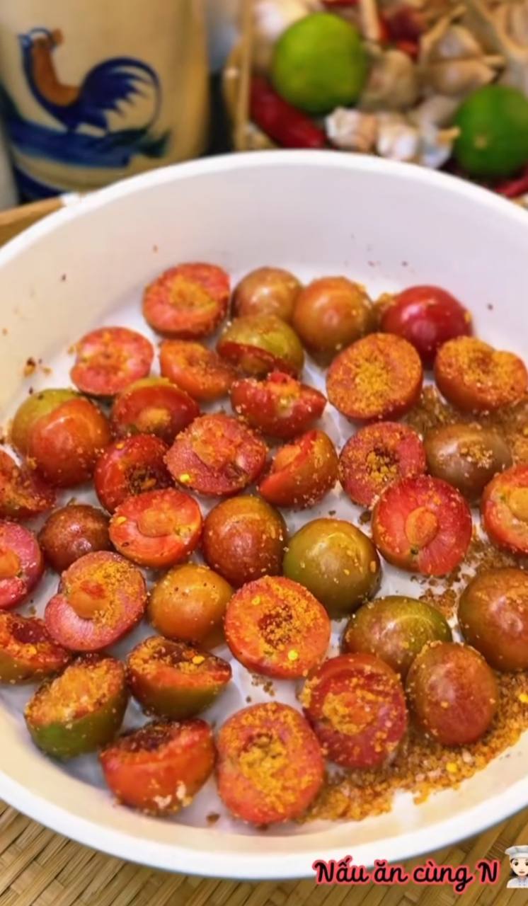 Tình hình mận đầu mùa: Vài trăm nghìn/kg vẫn đổ xô mua, dân tình mukbang rần rần dù chua nhăn mặt - Ảnh 17