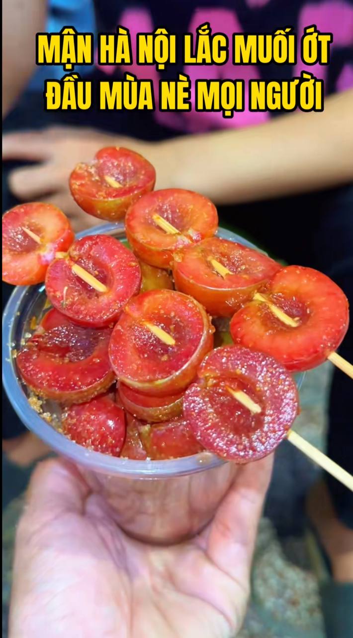 Tình hình mận đầu mùa: Vài trăm nghìn/kg vẫn đổ xô mua, dân tình mukbang rần rần dù chua nhăn mặt - Ảnh 16