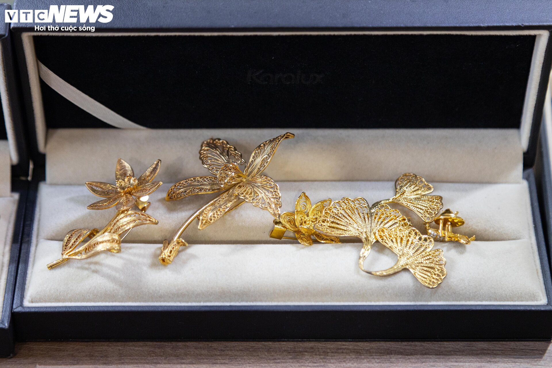 Quà tặng mạ vàng bạc triệu hút khách trước ngày 8/3 - Ảnh 10