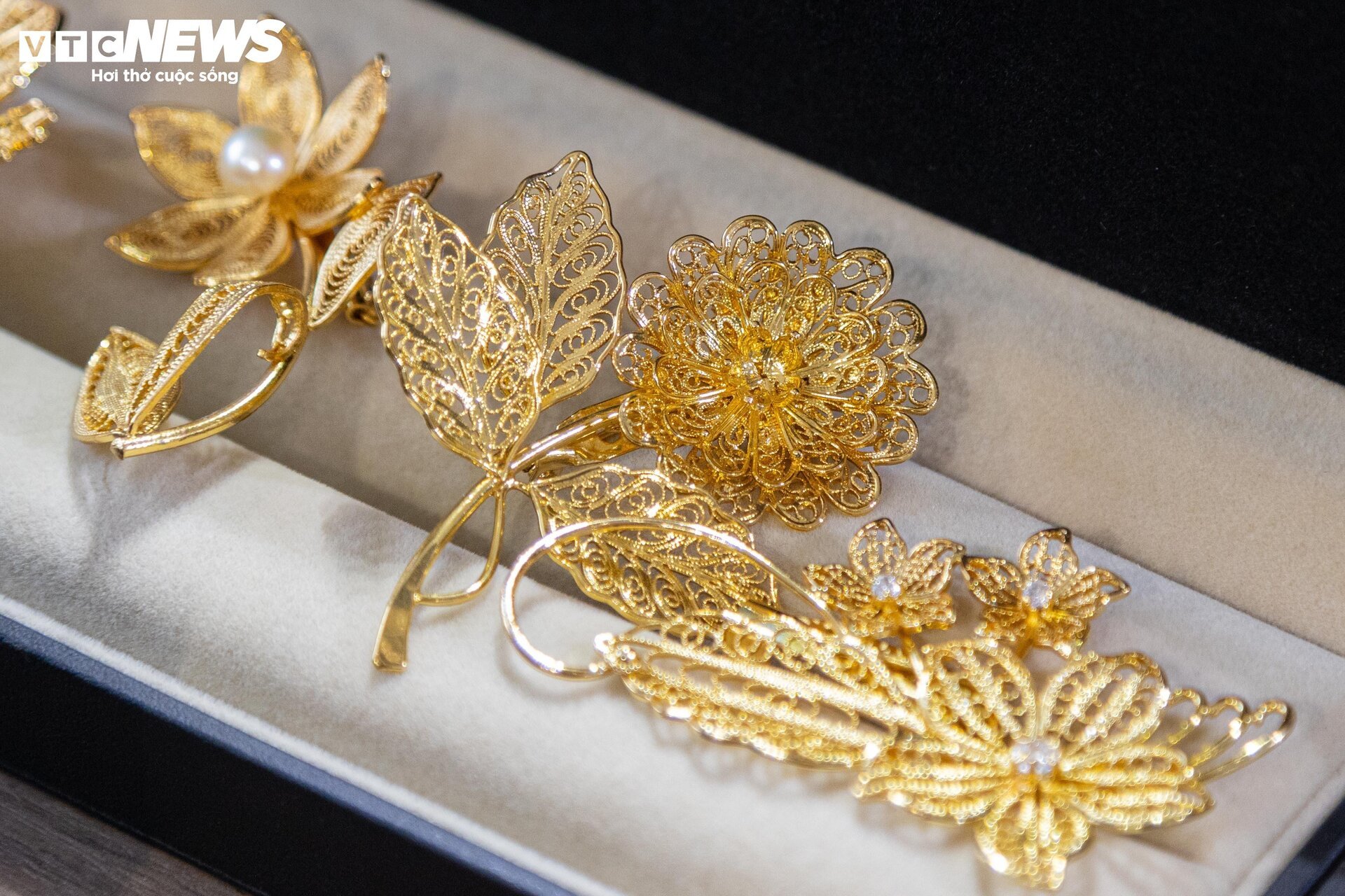 Quà tặng mạ vàng bạc triệu hút khách trước ngày 8/3 - Ảnh 9