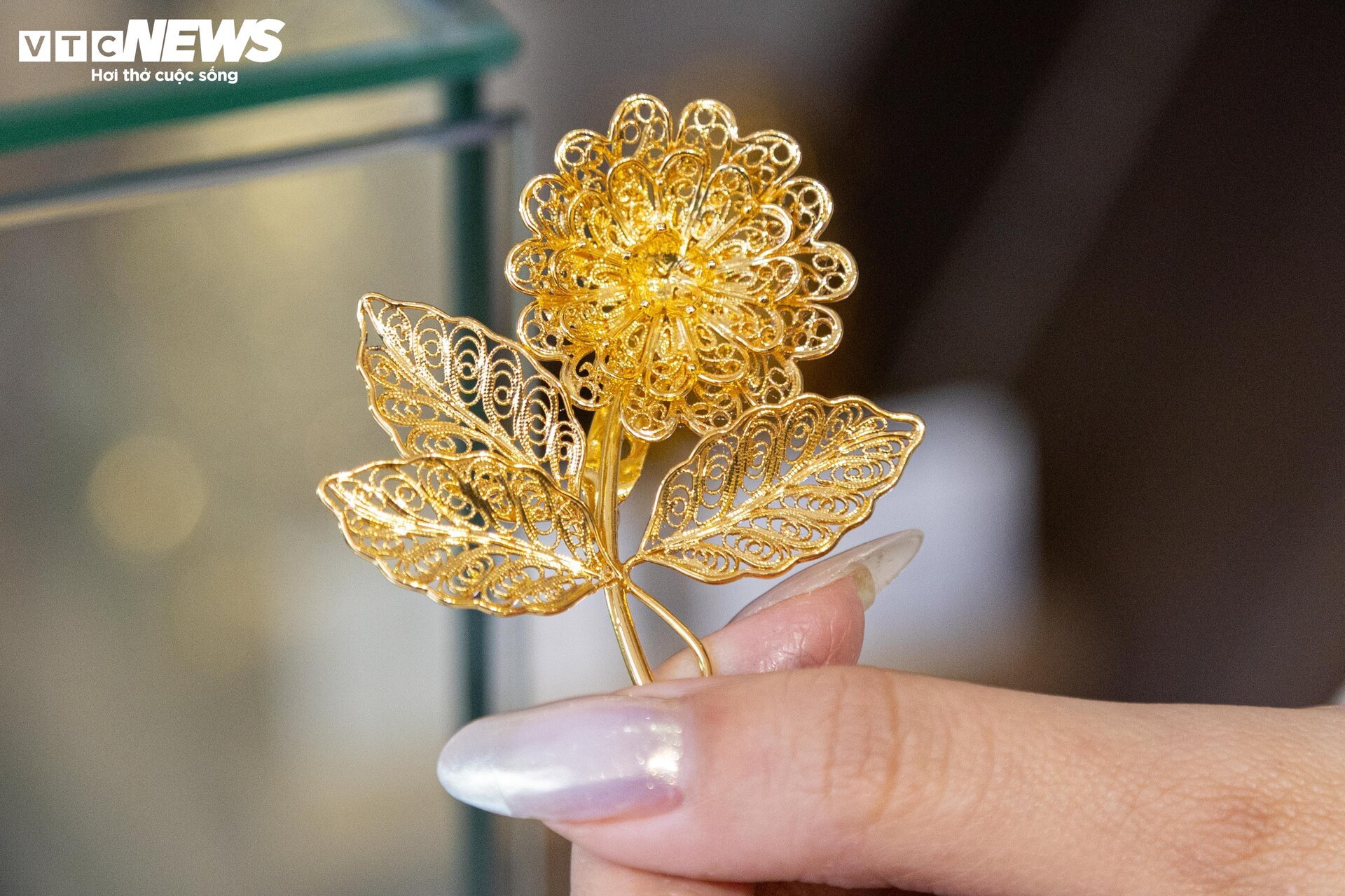 Quà tặng mạ vàng bạc triệu hút khách trước ngày 8/3 - Ảnh 8