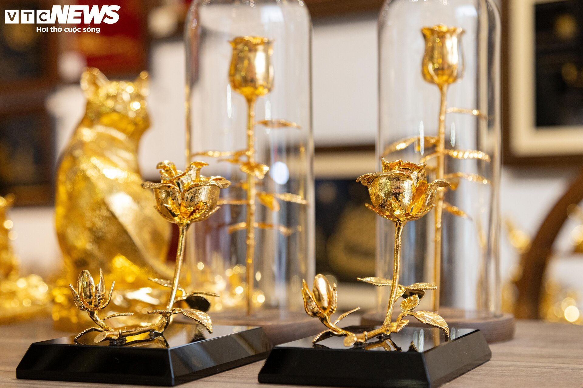 Quà tặng mạ vàng bạc triệu hút khách trước ngày 8/3 - Ảnh 1