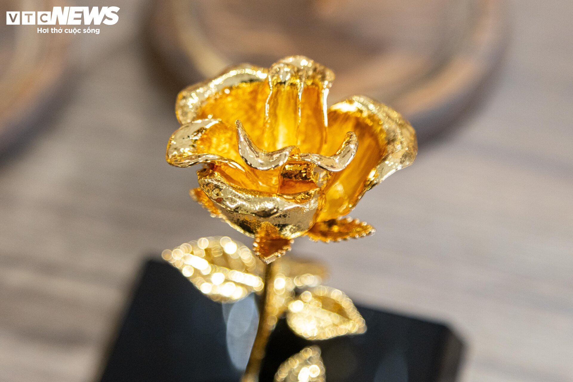 Quà tặng mạ vàng bạc triệu hút khách trước ngày 8/3 - Ảnh 5