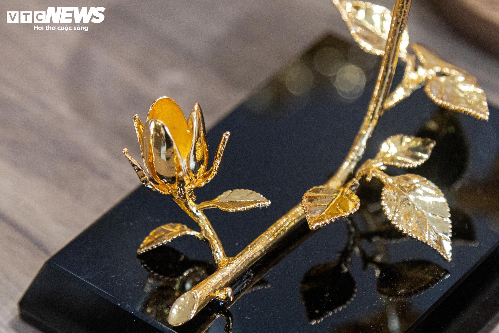 Quà tặng mạ vàng bạc triệu hút khách trước ngày 8/3 - Ảnh 4