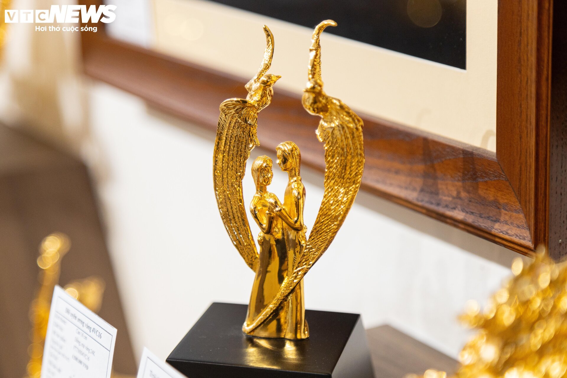 Quà tặng mạ vàng bạc triệu hút khách trước ngày 8/3 - Ảnh 13