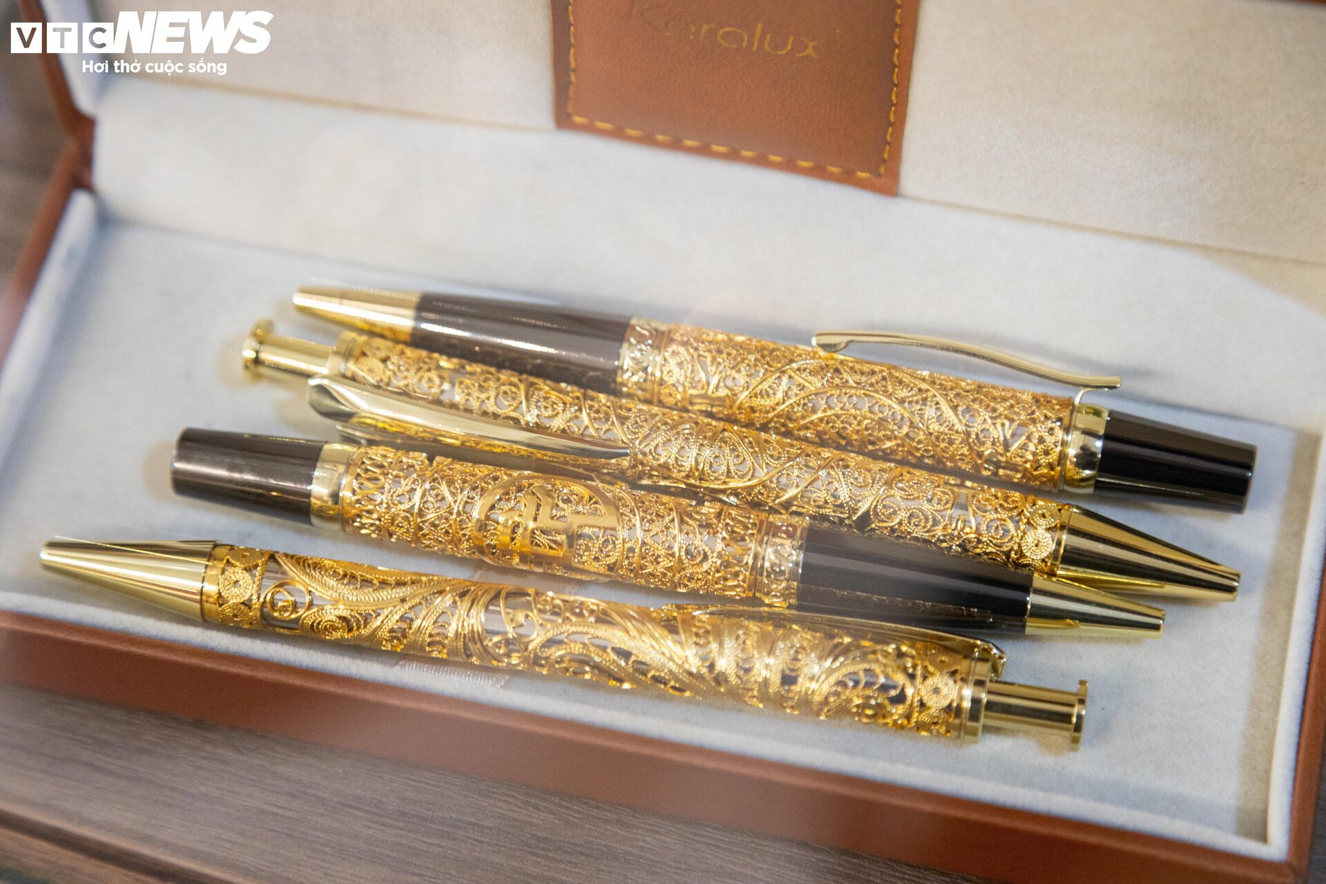 Quà tặng mạ vàng bạc triệu hút khách trước ngày 8/3 - Ảnh 7
