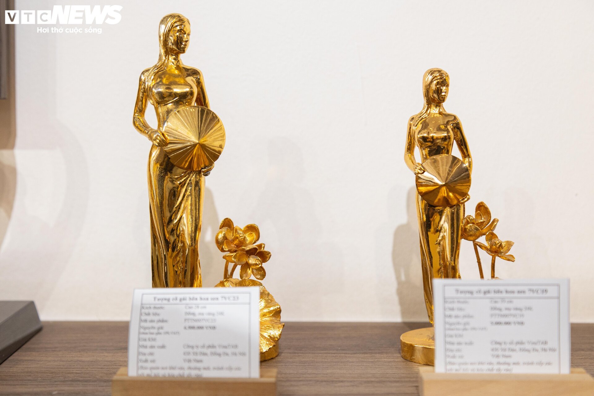 Quà tặng mạ vàng bạc triệu hút khách trước ngày 8/3 - Ảnh 14