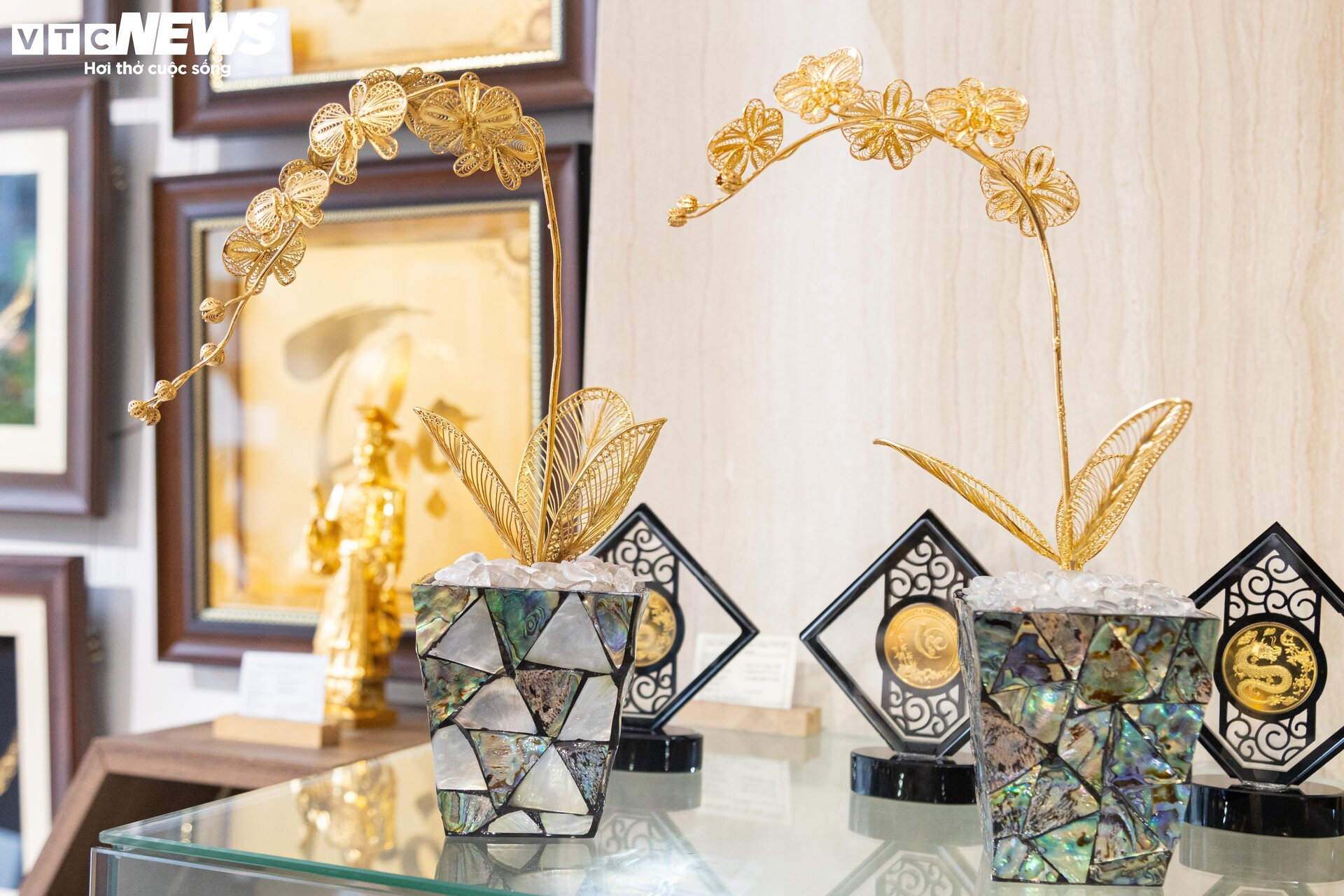 Quà tặng mạ vàng bạc triệu hút khách trước ngày 8/3 - Ảnh 11