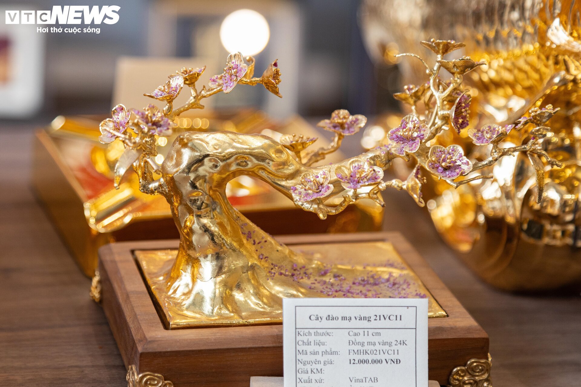 Quà tặng mạ vàng bạc triệu hút khách trước ngày 8/3 - Ảnh 12