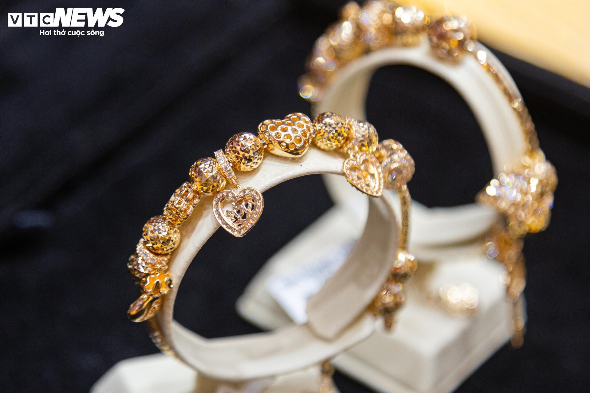 Trang sức bằng vàng giảm giá gần 40% nhân ngày 8/3, mời mọc khách nhà giàu - Ảnh 4
