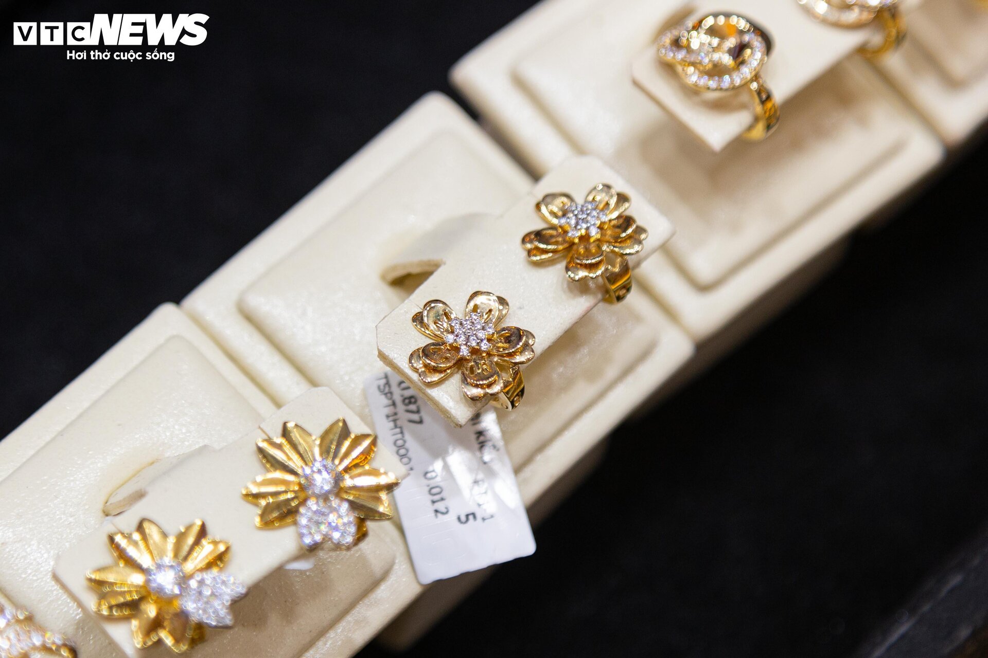 Trang sức bằng vàng giảm giá gần 40% nhân ngày 8/3, mời mọc khách nhà giàu - Ảnh 15