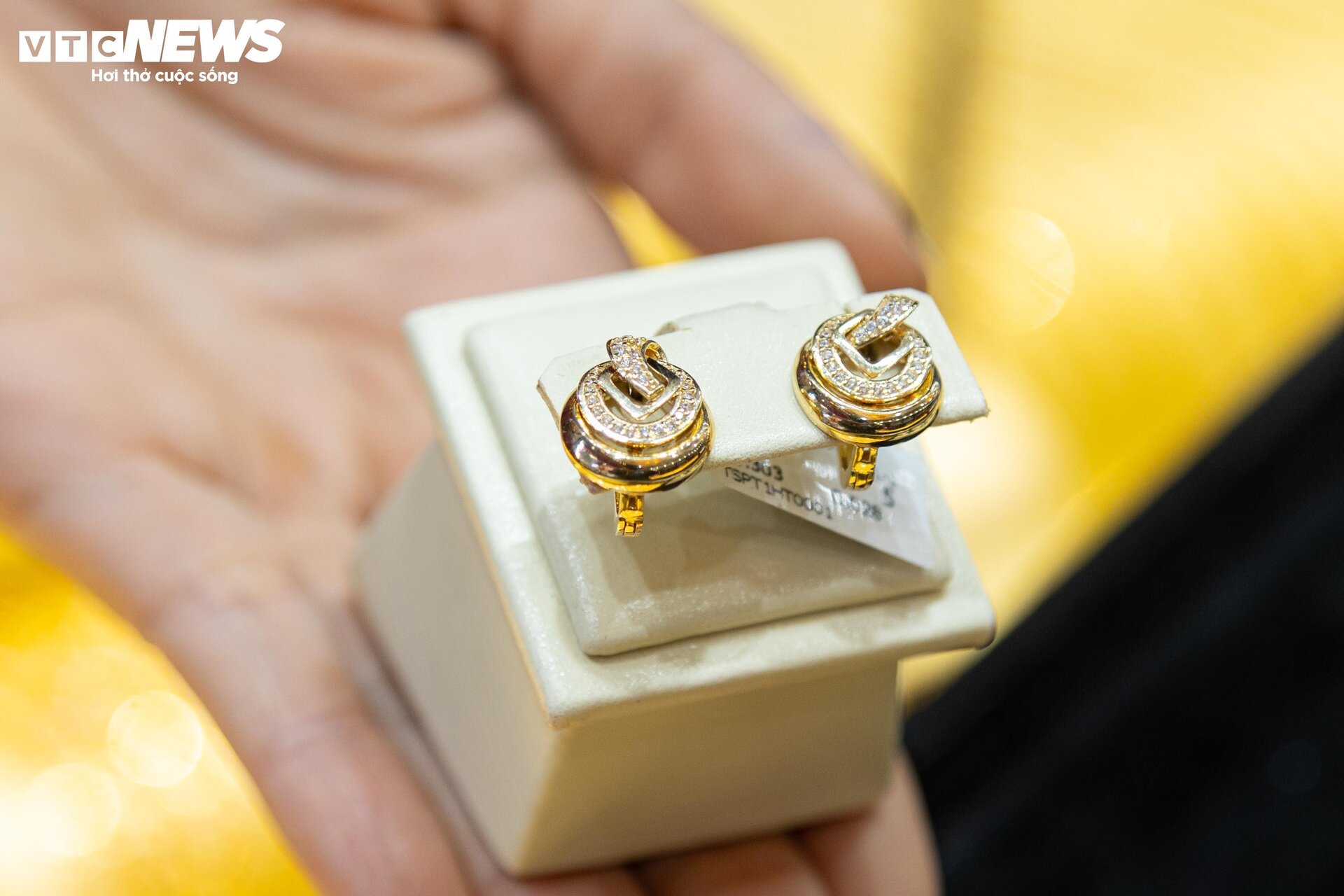 Trang sức bằng vàng giảm giá gần 40% nhân ngày 8/3, mời mọc khách nhà giàu - Ảnh 16