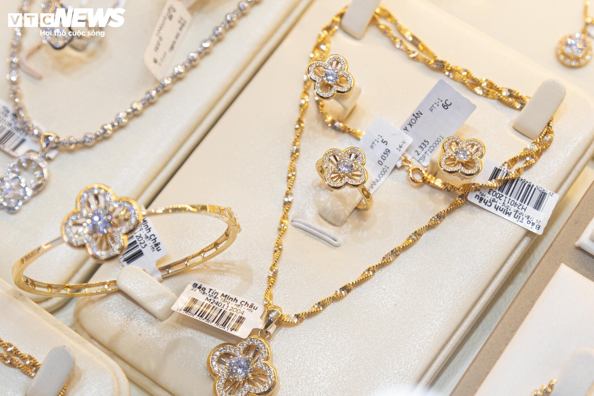 Trang sức bằng vàng giảm giá gần 40% nhân ngày 8/3, mời mọc khách nhà giàu - Ảnh 5