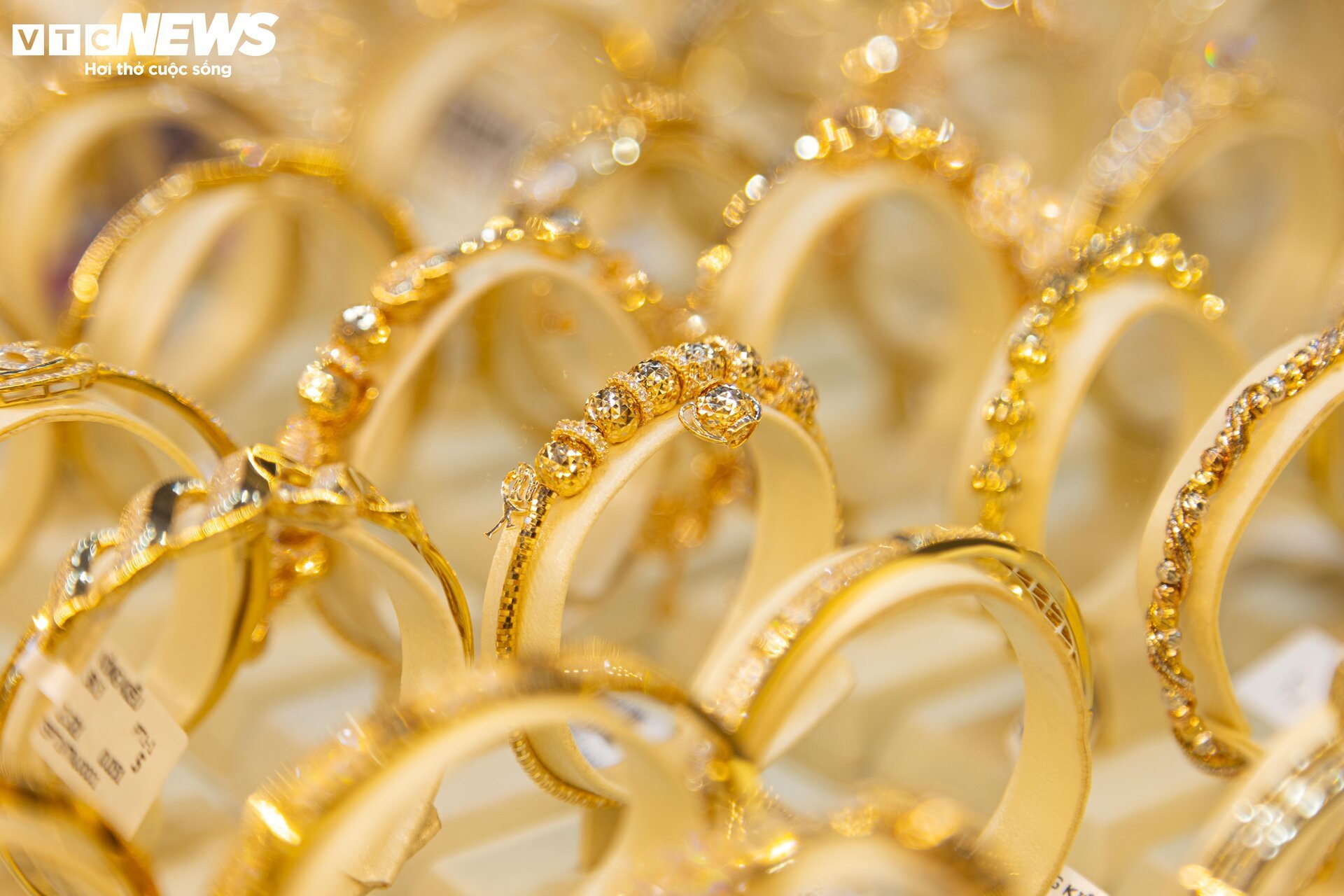Trang sức bằng vàng giảm giá gần 40% nhân ngày 8/3, mời mọc khách nhà giàu - Ảnh 2