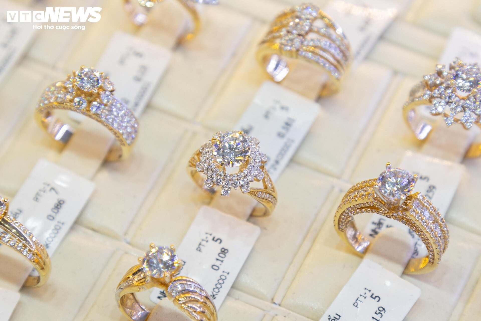 Trang sức bằng vàng giảm giá gần 40% nhân ngày 8/3, mời mọc khách nhà giàu - Ảnh 6