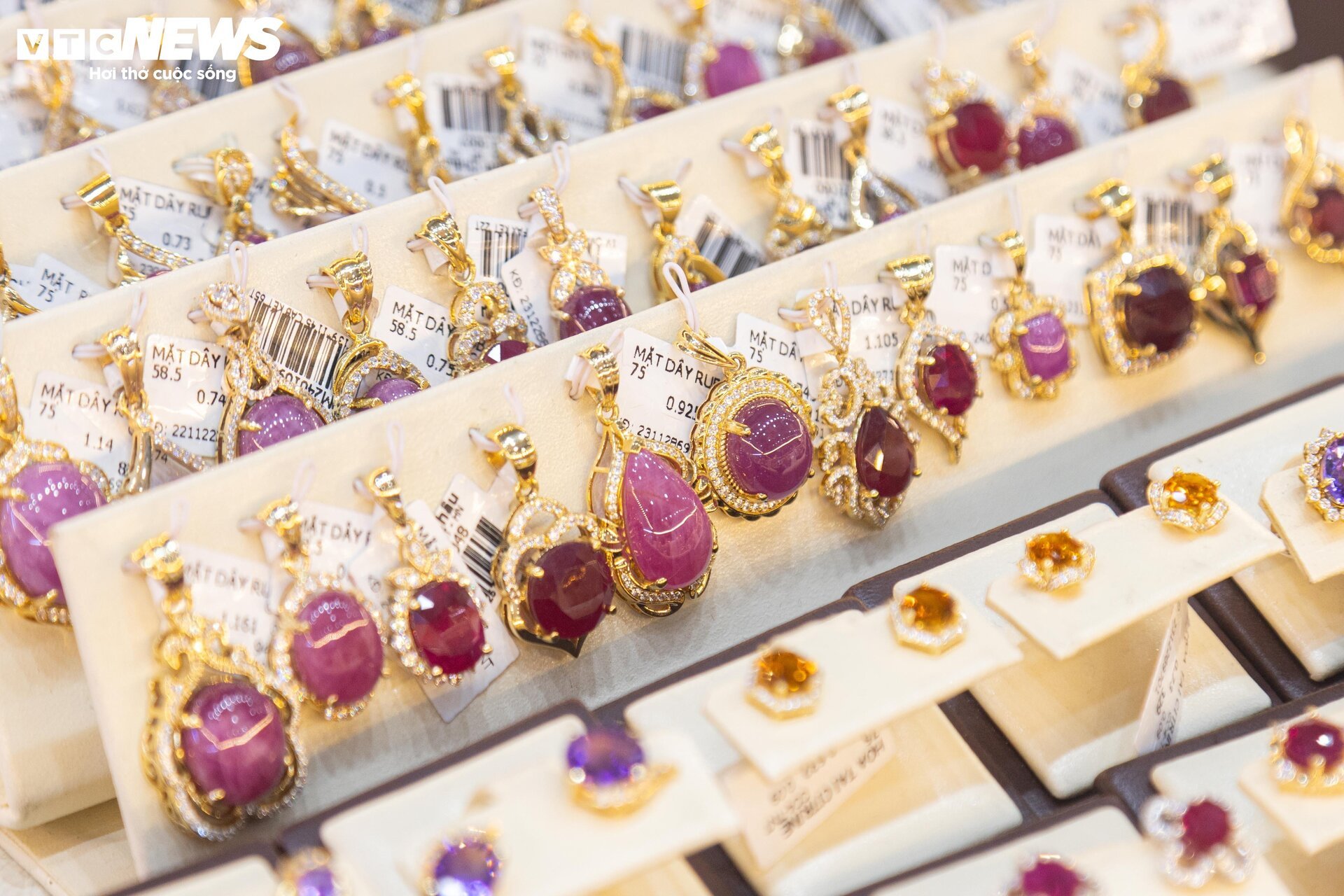 Trang sức bằng vàng giảm giá gần 40% nhân ngày 8/3, mời mọc khách nhà giàu - Ảnh 12