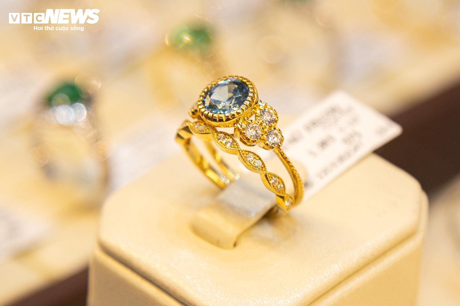 Trang sức bằng vàng giảm giá gần 40% nhân ngày 8/3, mời mọc khách nhà giàu - Ảnh 3