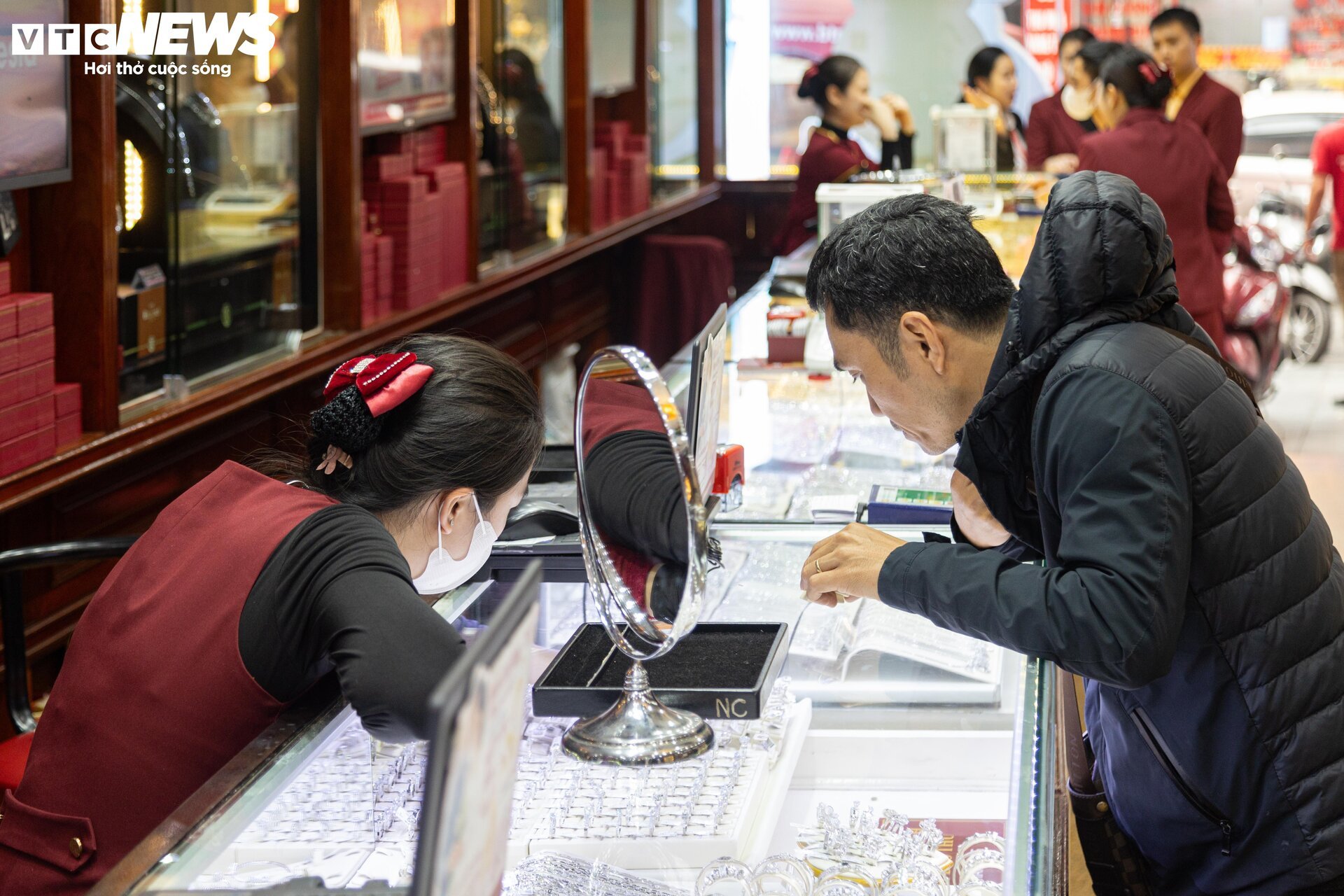 Trang sức bằng vàng giảm giá gần 40% nhân ngày 8/3, mời mọc khách nhà giàu - Ảnh 17