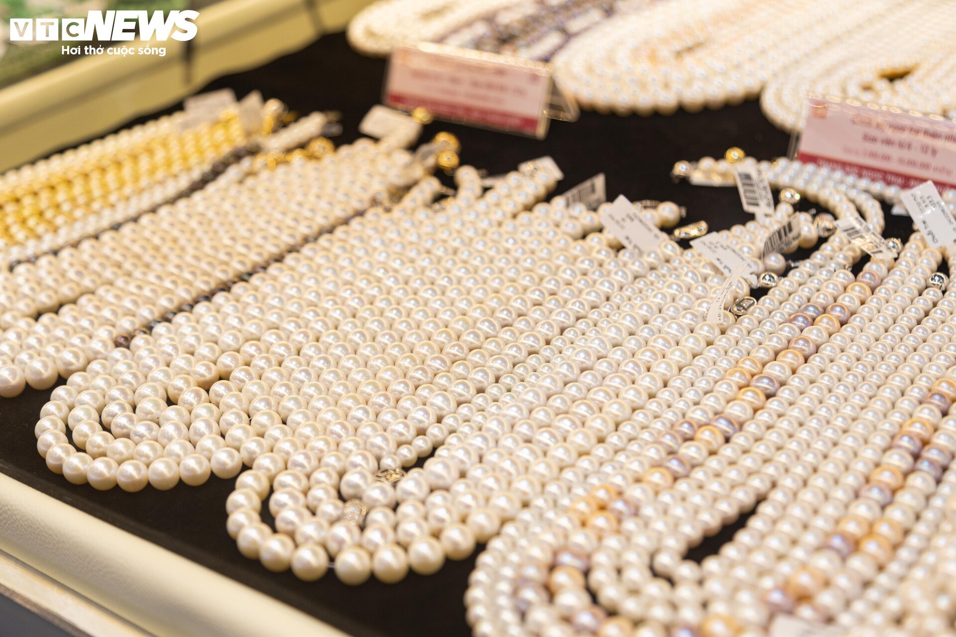 Trang sức bằng vàng giảm giá gần 40% nhân ngày 8/3, mời mọc khách nhà giàu - Ảnh 11