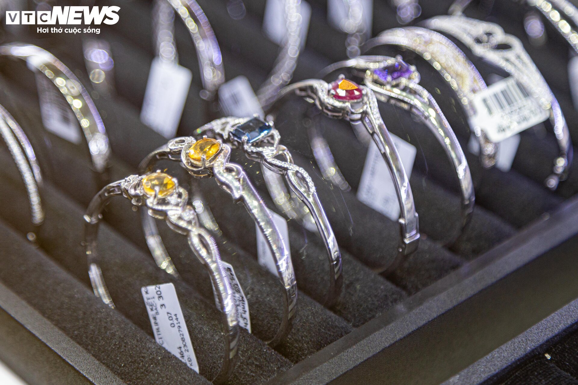 Trang sức bằng vàng giảm giá gần 40% nhân ngày 8/3, mời mọc khách nhà giàu - Ảnh 14