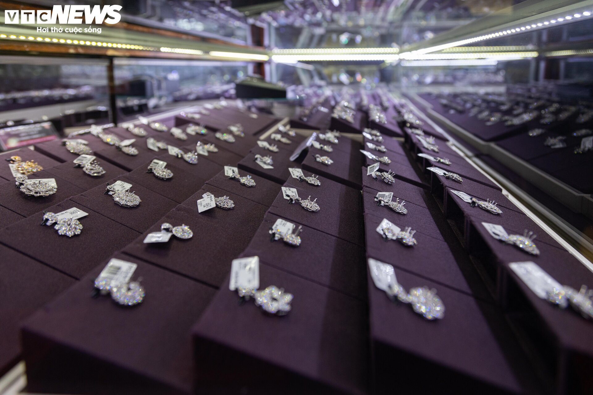 Trang sức bằng vàng giảm giá gần 40% nhân ngày 8/3, mời mọc khách nhà giàu - Ảnh 1