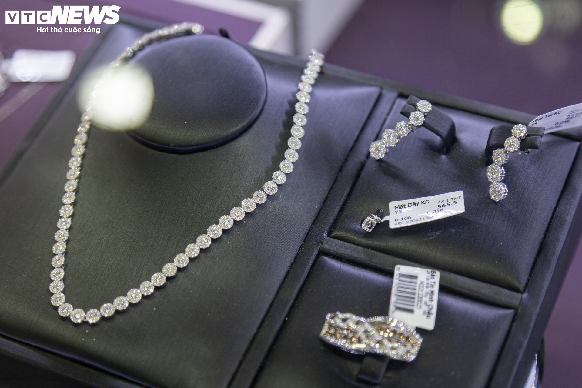 Trang sức bằng vàng giảm giá gần 40% nhân ngày 8/3, mời mọc khách nhà giàu - Ảnh 9