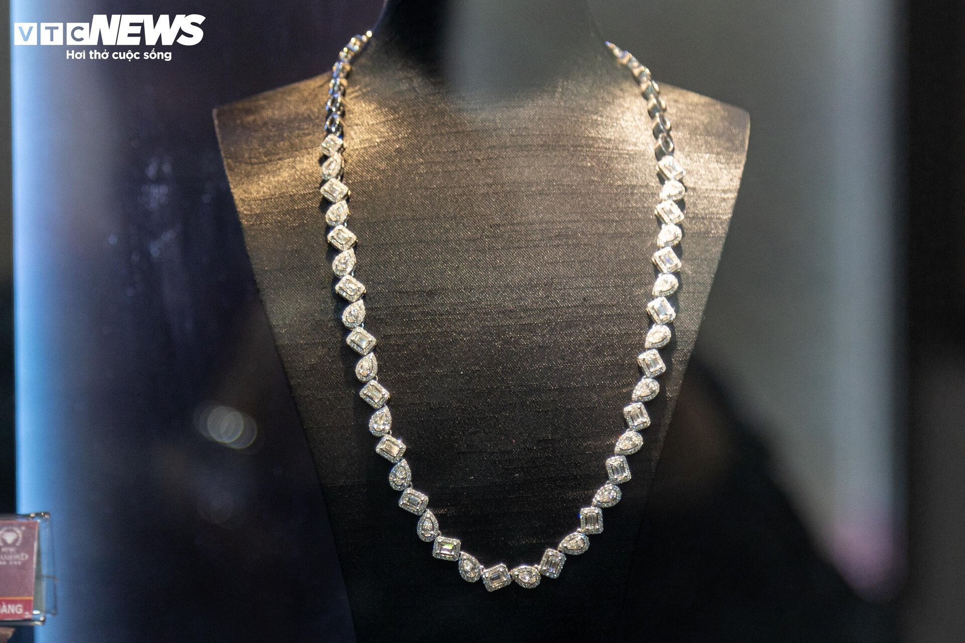 Trang sức bằng vàng giảm giá gần 40% nhân ngày 8/3, mời mọc khách nhà giàu - Ảnh 10