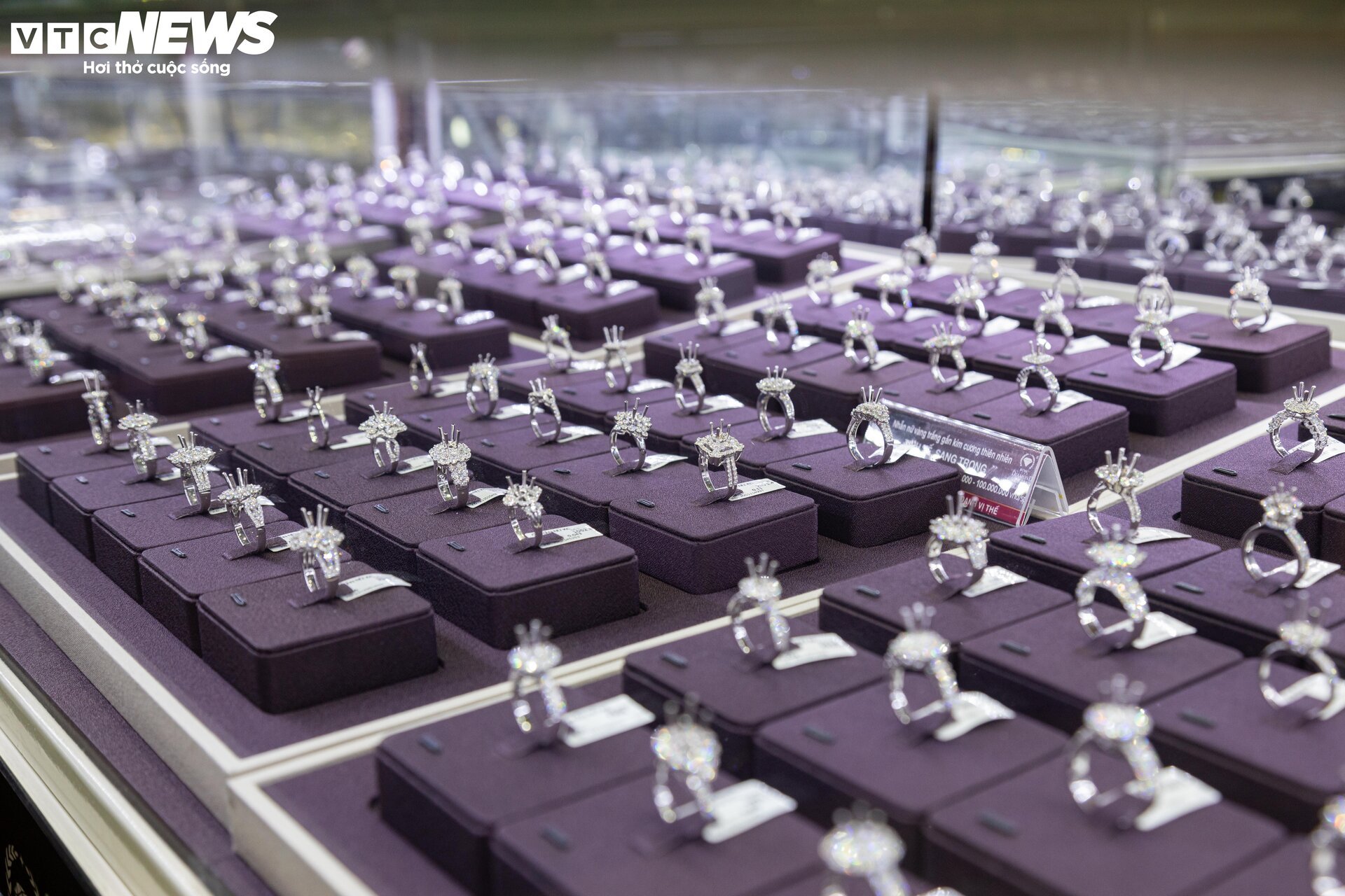 Trang sức bằng vàng giảm giá gần 40% nhân ngày 8/3, mời mọc khách nhà giàu - Ảnh 8