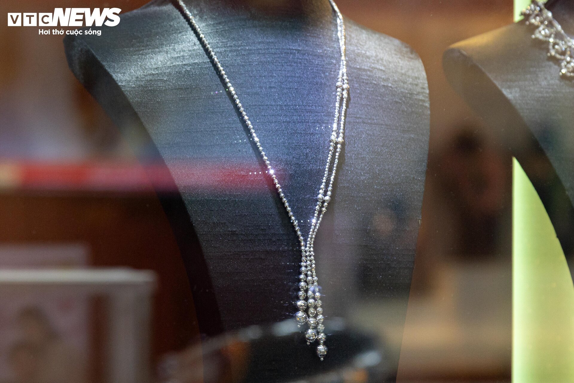 Trang sức bằng vàng giảm giá gần 40% nhân ngày 8/3, mời mọc khách nhà giàu - Ảnh 7