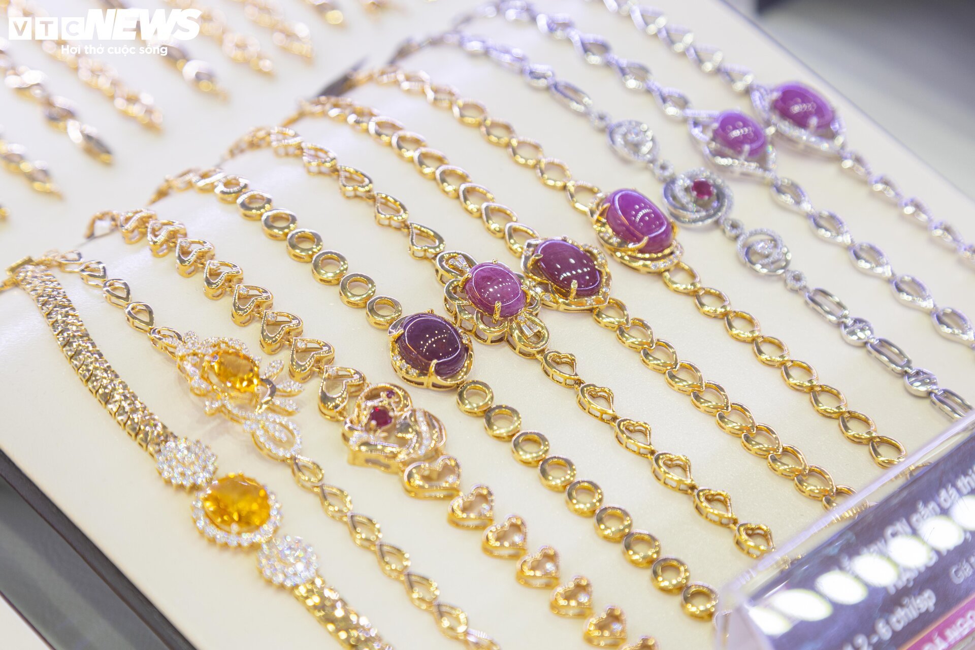 Trang sức bằng vàng giảm giá gần 40% nhân ngày 8/3, mời mọc khách nhà giàu - Ảnh 13