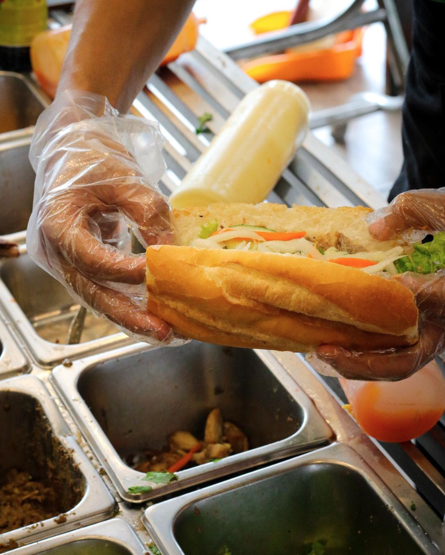 Đỉnh cao livestream bán hàng trên TikTok: PewPew bán cả đồ ăn "nóng giòn", duy nhất tại Việt Nam - Ảnh 4